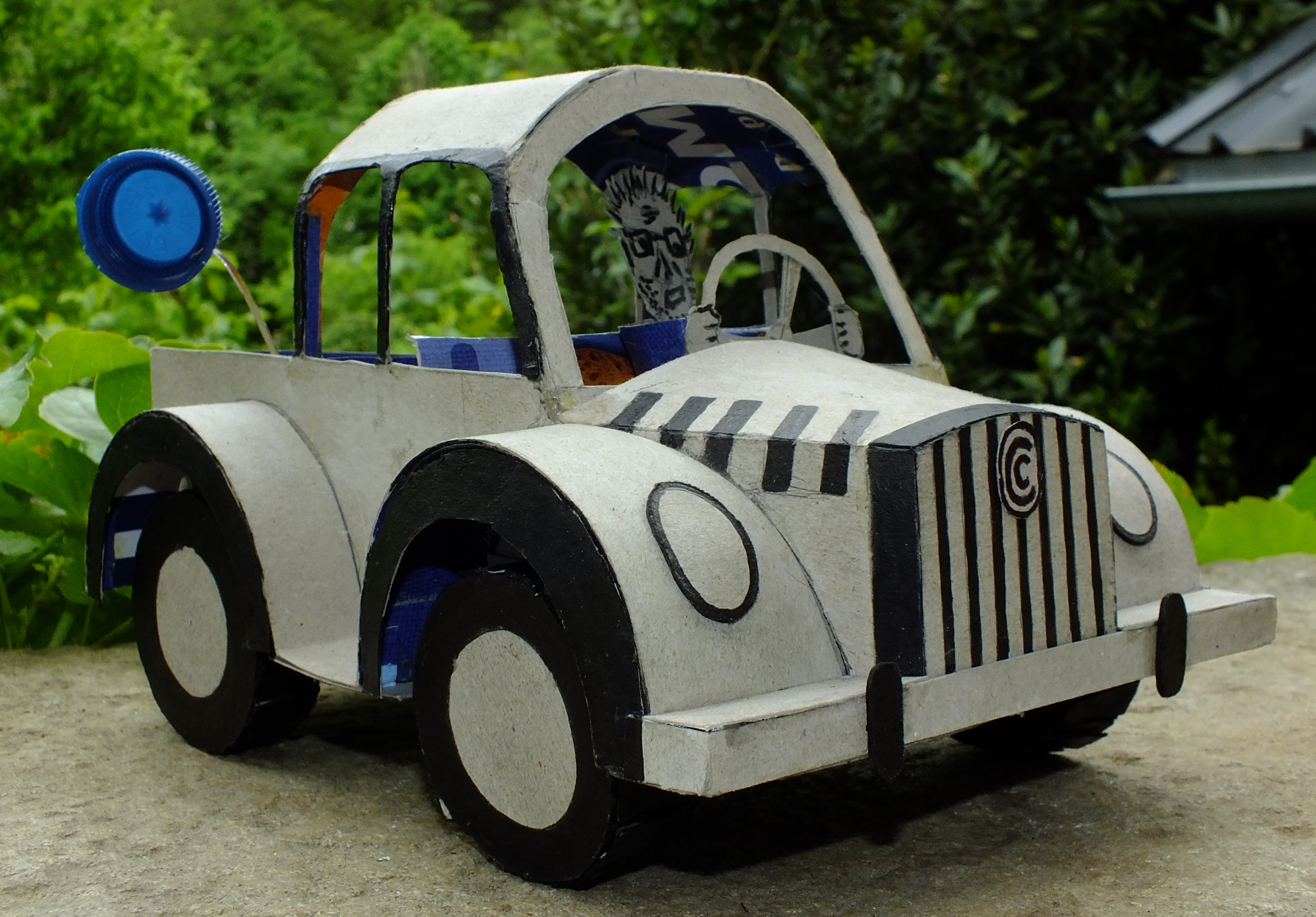 Le bouchon bleu s'ejecte de la voiture Castel-Comix 6
